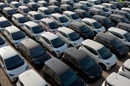 الكمارك: تطبيق تعرفة كمركية بنسبة 15٪؜ على السيارات الكهربائية والهايبرد اعتبارًا من الشهر المقبل