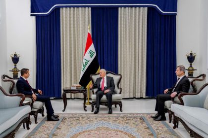 رئيس الجمهورية يسلم محافظ ذي قار المرسوم الخاص بتعيينه