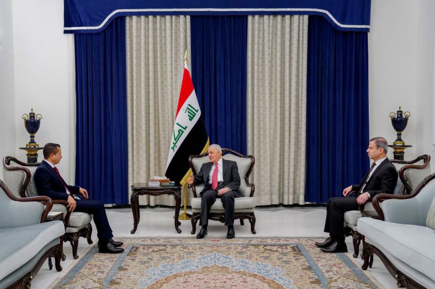 رئيس الجمهورية يسلم محافظ ذي قار المرسوم الخاص بتعيينه