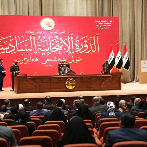 رئيس السن يدعو النواب للدخول إلى قاعة الجلسة لانتخاب النائب الثاني لرئيس البرلمان