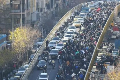 طهران تبدي استعداداً لمحاورة المتظاهرين: نحذر من "زعزعة الاستقرار"