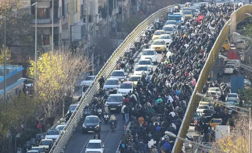 طهران تبدي استعداداً لمحاورة المتظاهرين: نحذر من "زعزعة الاستقرار"