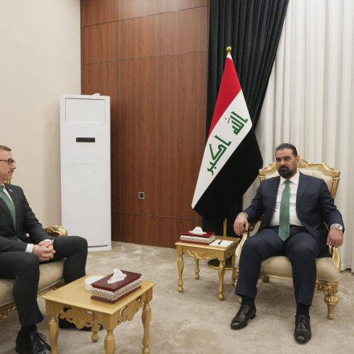 رئيس مجلس النواب ونائب رئيس بعثة الولايات المتحدة يؤكدان أهمية تعزيز العلاقات والتعاون بالمجالات كافة