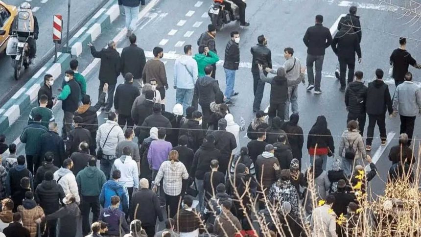 مقتل متظاهر خلال اشتباكات مع الأمن في إيران