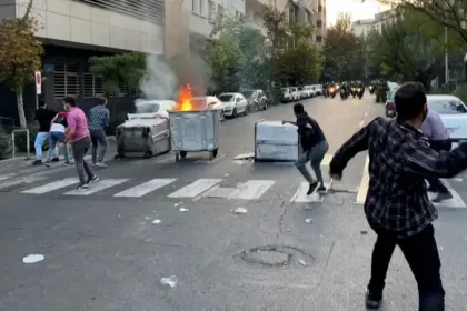 مقتل عنصر من الباسيج واصابة 13 اخرين خلال الاحتجاجات غربي ايران