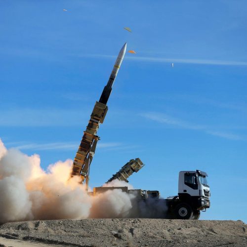 إيران تهدد بضرب القواعد الأمريكية في الشرق الأوسط ردا على أي "مغامرة"