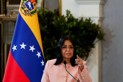 المحكمة العليا في فنزويلا تكلف نائبة الرئيس بتولي صلاحيات الرئاسة مؤقتا