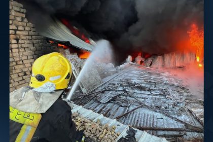 الدفاع المدني يخمد حريقاً في مخزنين وينقذ ثمانية مخازن مجاورة في الكاظمية ببغداد