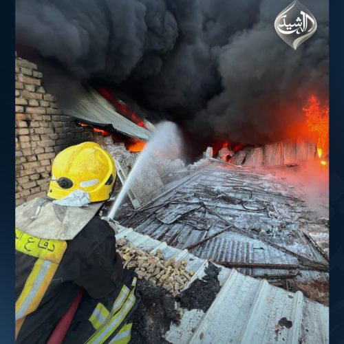 الدفاع المدني يخمد حريقاً في مخزنين وينقذ ثمانية مخازن مجاورة في الكاظمية ببغداد