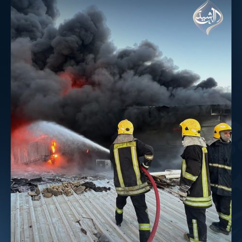 الدفاع المدني يخمد حريقاً في مخزنين وينقذ ثمانية مخازن مجاورة في الكاظمية ببغداد