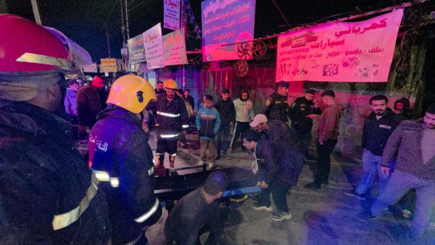 انقاذ 3 اشخاص من تحت ركام سقف ورشة لتصليح السيارات في منطقة الكاظمية