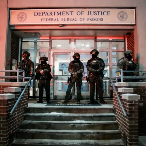 السلطات الأمريكية تنقل مادورو من مقر احتجازه إلى المحكمة في نيويورك