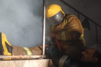 اخماد حريق التهم مخزنًا للالعاب النارية في مدينة الكاظمية شمالي بغداد