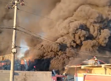 بالفيديو.. حريق يلتهم معملاً لـ"الشيبس" في أربيل