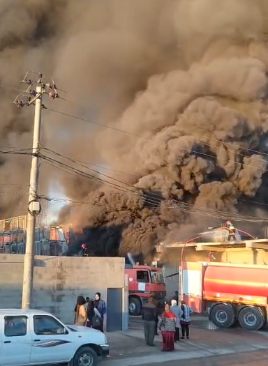 بالفيديو.. حريق يلتهم معملاً لـ"الشيبس" في أربيل