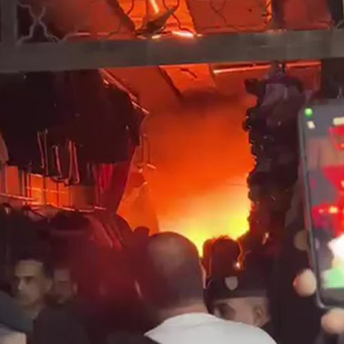 إخماد حريق اندلع داخل مبنى في سوق باب الدروازة بمدينة الكاظمية