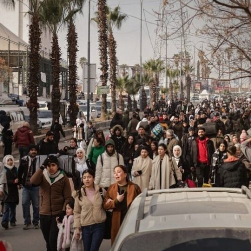 سوريا.. نزوح كبير للأهالي من أحياء في حلب والمحافظ يحذّر من الاقتراب من مواقع "قسد"