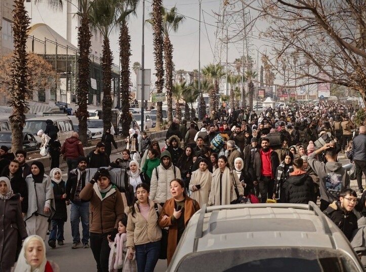 سوريا.. نزوح كبير للأهالي من أحياء في حلب والمحافظ يحذّر من الاقتراب من مواقع "قسد"
