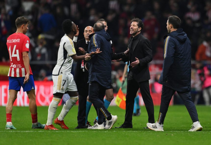 "بيريز سيطردك من ريال مدريد".. قراءة الشفاه تكشف سر مشادة فينيسيوس وسيميوني