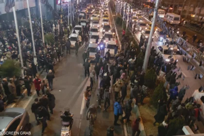 احتجاجات إيران.. مظاهرات ليلية واسعة وأعمال عنف متصاعدة مع قطع الاتصالات