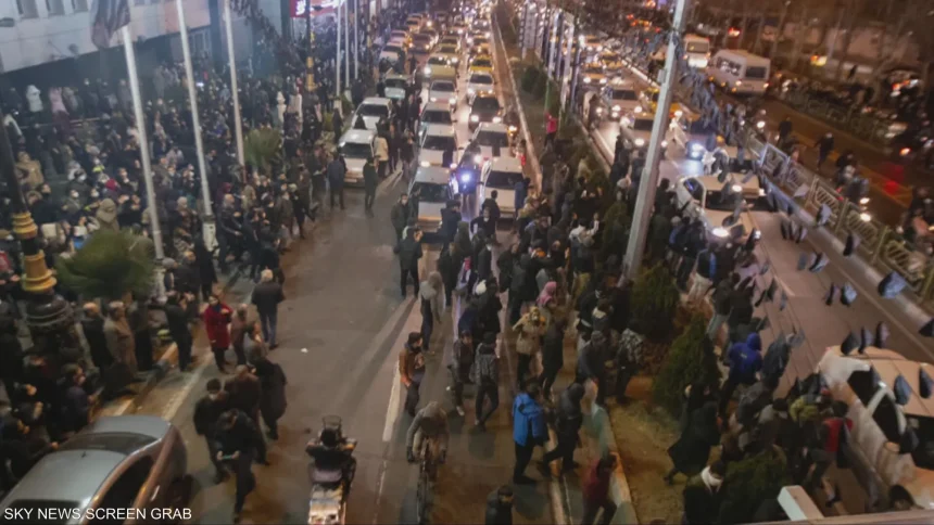 احتجاجات إيران.. مظاهرات ليلية واسعة وأعمال عنف متصاعدة مع قطع الاتصالات