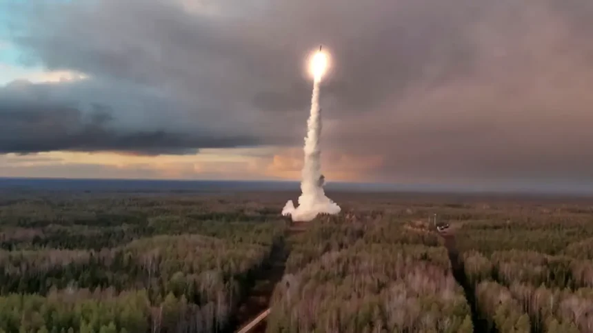 "تصعيد واضح".. الاتحاد الأوروبي يدين إطلاق روسيا صاروخا على أوكرانيا