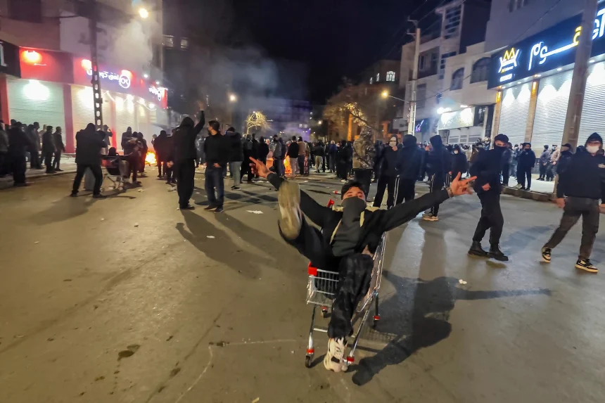 الاتحاد الأوروبي: قطع الإنترنت وقمع الاحتجاجات بإيران يكشف عن نظام يخشى شعبه