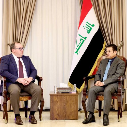 الاعرجي للقائم بالاعمال الامريكي: الحكومة تبذل جهودًا لتجنيب العراق آثار الصراع في المنطقة