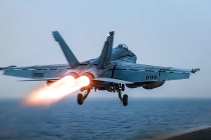 واشنطن تبحث الخيارات.. وطائرات أميركية تحلق قرب إيران