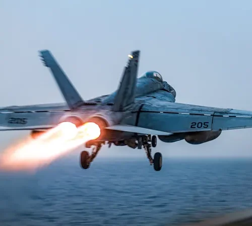 واشنطن تبحث الخيارات.. وطائرات أميركية تحلق قرب إيران