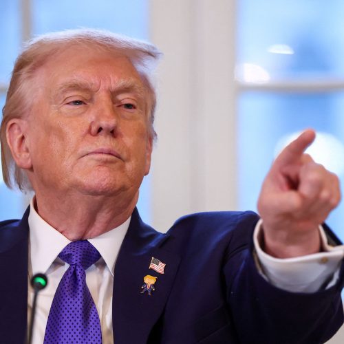 ترامب يتوعد إيران بضربات عسكرية وطهران تؤكد جاهزيتها للحرب والحوار