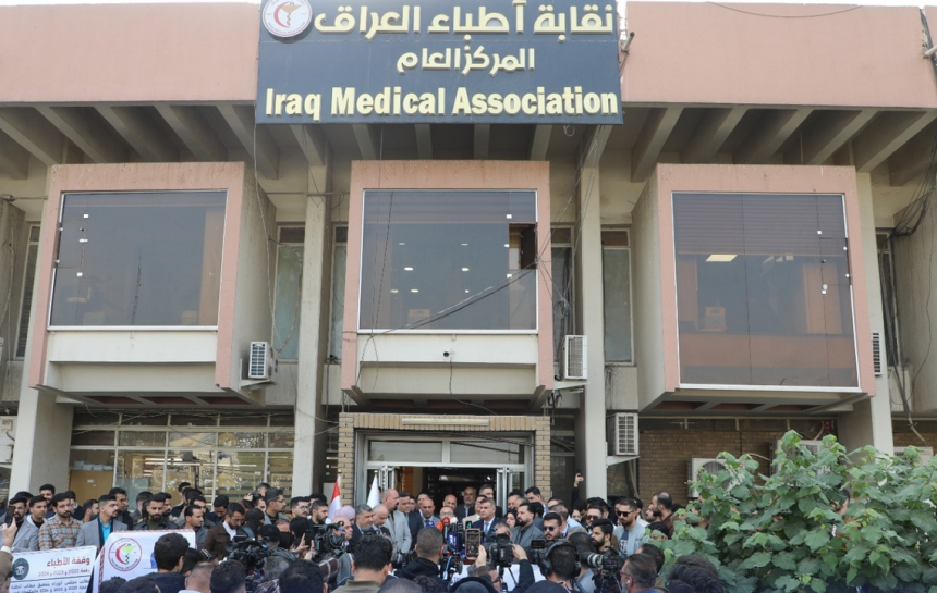 نقابة الأطباء تحذر من الدعوات للإضراب بالقطاع الصحي وتحمل الحكومة مسؤولية تأخير تعيين دفعة 2024