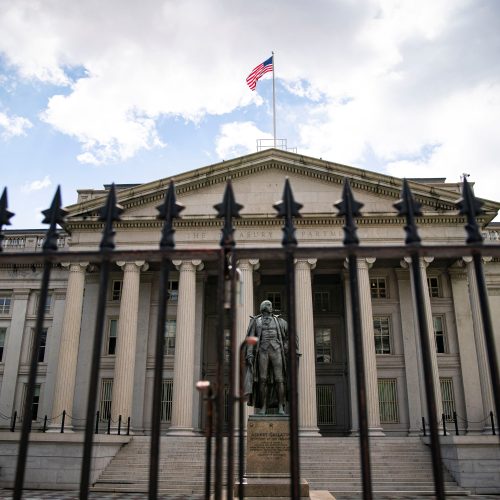 الخزانة الامريكية: فرضنا عقوبات على قادة إيرانيين بارزين متورطين بقمع المتظاهرين