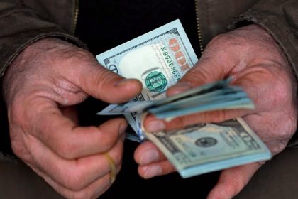 ارتفاع أسعار الصرف في الأسواق المحلية: 148000 دينار مقابل كل 100 دولار