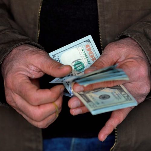 ارتفاع أسعار الصرف في الأسواق المحلية: 148000 دينار مقابل كل 100 دولار