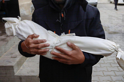 غزة.. قصف إسرائيلي متواصل ووفاة رضيعة جراء البرد القارس