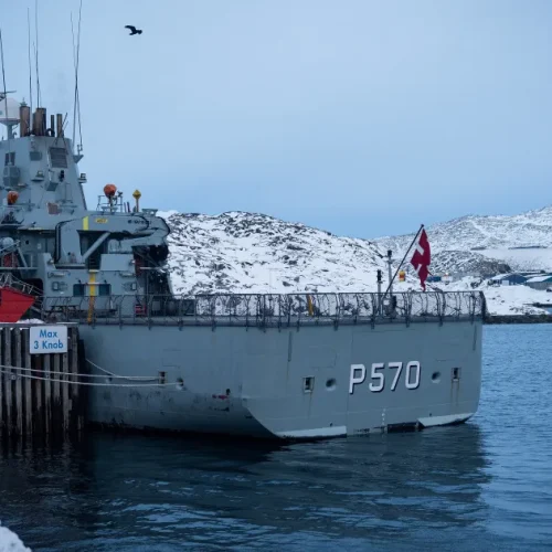 واشنطن تؤكد جديتها بشأن غرينلاند وأوروبا تعزز حضورها العسكري على أرض الجزيرة