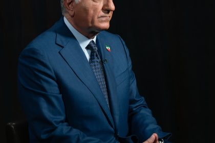 نجل الشاه "رضا بهلوي" يحث ترامب على ضرب إيران ويدعو الشعب لاتخاذ اجراءات حاسمة