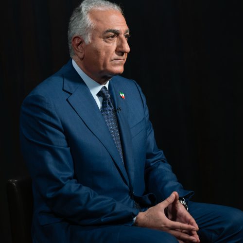 نجل الشاه "رضا بهلوي" يحث ترامب على ضرب إيران ويدعو الشعب لاتخاذ اجراءات حاسمة