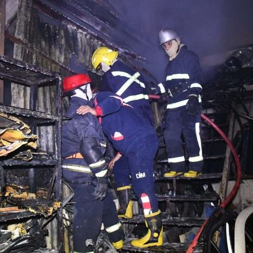 اخماد حريق اندلع داخل مخزن للأدوات الاحتياطية للسيارات في منطقة الشيخ عمر وسط بغداد