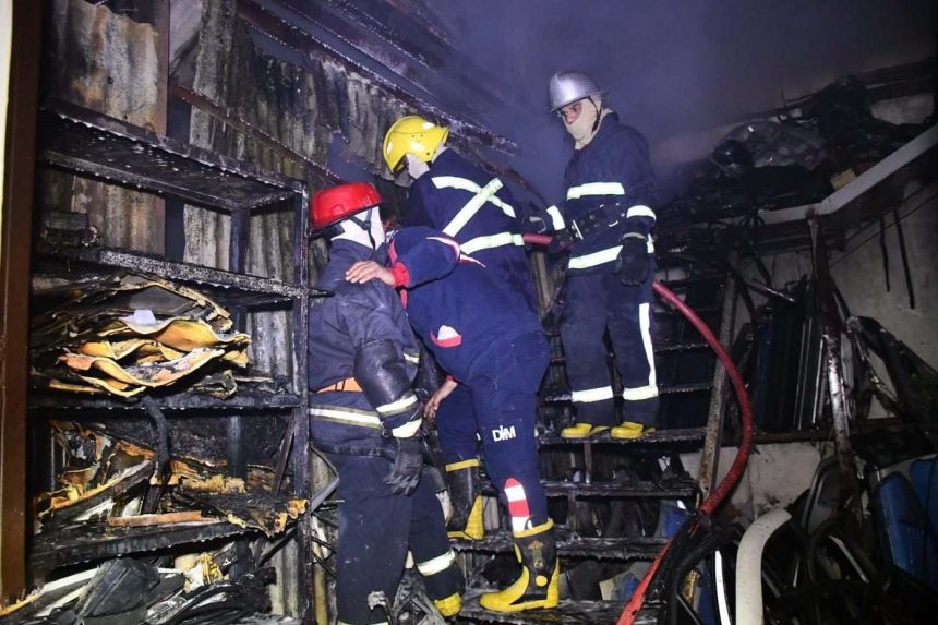 اخماد حريق اندلع داخل مخزن للأدوات الاحتياطية للسيارات في منطقة الشيخ عمر وسط بغداد