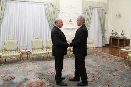 وزير الخارجية للرئيس الإيراني: أمن المنطقة مترابط ولا يمكن تجزئته