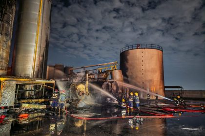 الدفاع المدني تعلن اخماد حريق اندلع في معمل للأسفلت شرقي بغداد