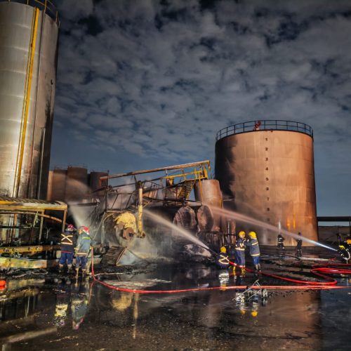 الدفاع المدني تعلن اخماد حريق اندلع في معمل للأسفلت شرقي بغداد