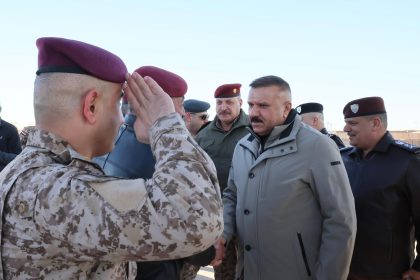 وزير الداخلية على رأس وفد أمني يصل إلى قاعدة عين الأسد غربي الأنبار