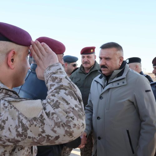 وزير الداخلية على رأس وفد أمني يصل إلى قاعدة عين الأسد غربي الأنبار