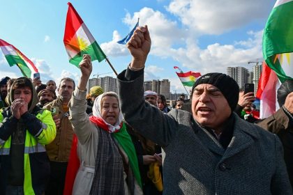 بالصور.. تظاهرة أمام مبنى الأمم المتحدة في أربيل للتضامن مع الكرد في سوريا