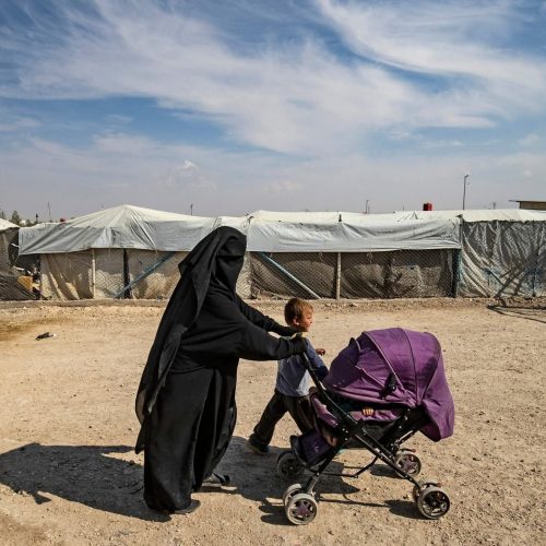 الجيش السوري: قسد تركت حراسة مخيم الهول وأطلقت من كان محتجزاً بداخله ليخرج