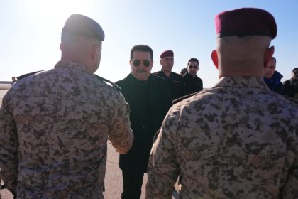 السوداني يصل قاعدة عين الأسد للوقوف على جهوزية القطعات الماسكة للشريط الحدودي العراقي السوري