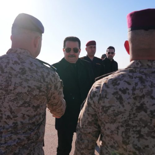 السوداني يصل قاعدة عين الأسد للوقوف على جهوزية القطعات الماسكة للشريط الحدودي العراقي السوري